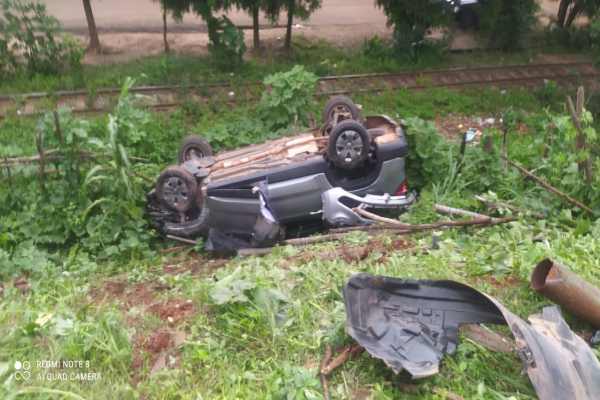 Carro cai em barranco após acidente na BR-316