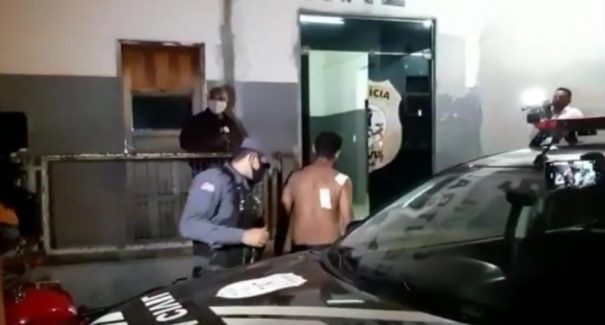 Adolescente golpeia padrasto com tesoura ao ver a mãe ser agredida