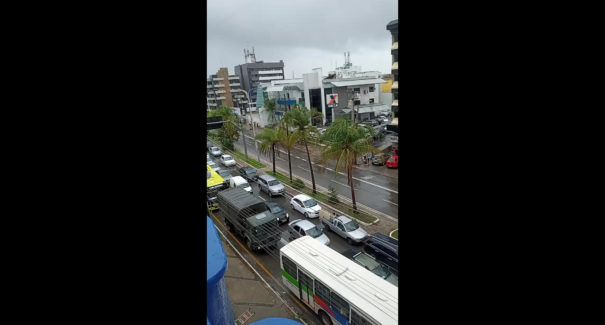 Vídeo: manifestação de motoristas de aplicativos causa engarrafamento
