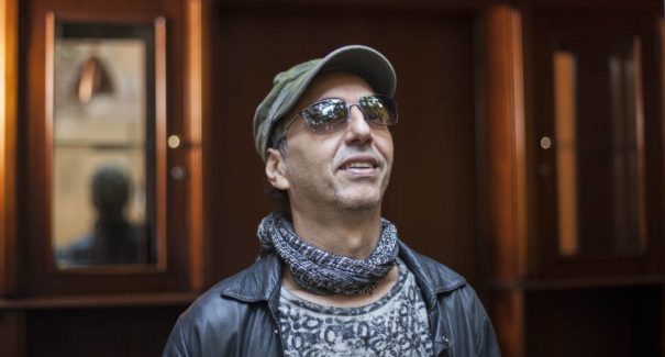 Cantor Zeca Baleiro lança o clipe em animação da música “O Homem do Leme”