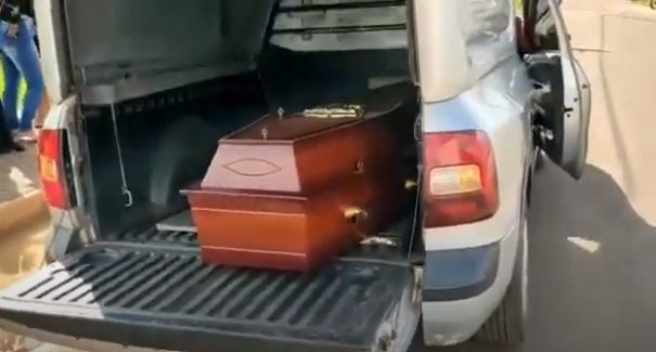 Família leva corpo para porta de delegacia