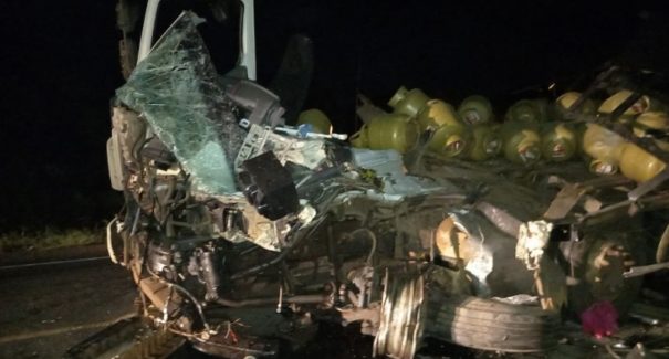 Colisão frontal entre carretas resulta em uma morte e três feridos na BR-316