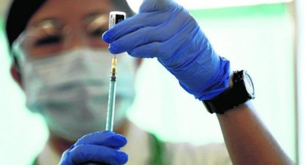 Institutos começam a estudar terceira dose para melhorar a eficácia da vacina