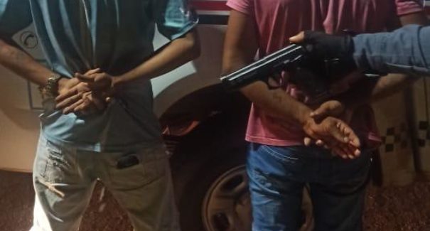 No Paço do Lumiar, dois suspeitos são presos com arma de fogo falsa