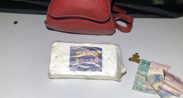 Mulher é presa com 1 kg de cocaína em Pinheiro
