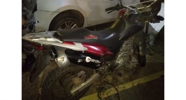 Após perseguição, policiais apreendem motocicleta que era usada para prática de crimes