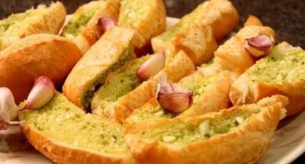 Pão de alho para acompanhar churrasco de domingo