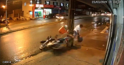 VÍDEO: Motociclista colide violentamente contra poste no São Cristóvão
