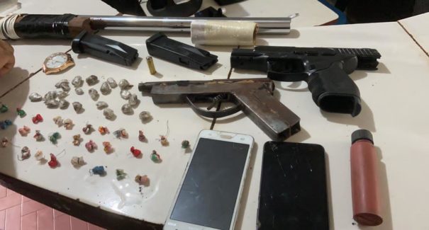 Um homem e dois menores de idade são apreendidos em “boca de fumo”