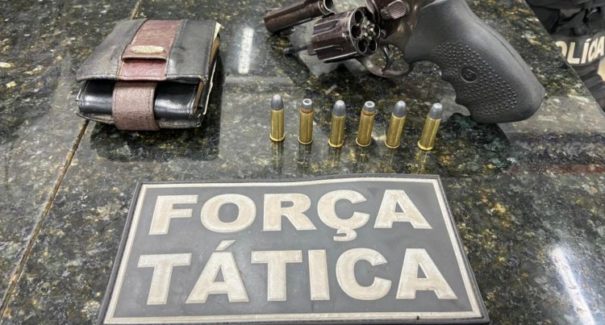 Homem é preso por porte ilegal de arma de fogo em Viana
