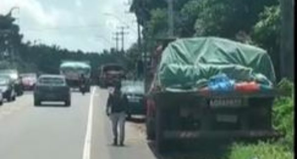 Motociclista tem perna arrancada após sofrer batida de caminhão