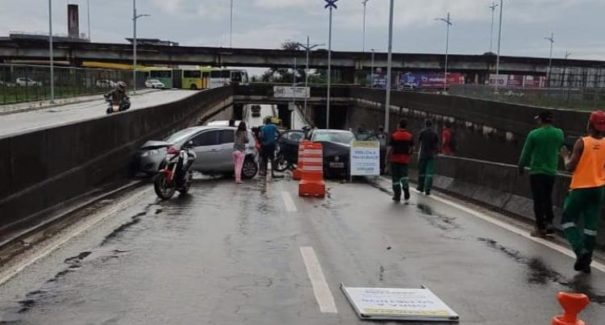Acidente deixa três mulheres feridas e trânsito lento no viaduto da Cohama