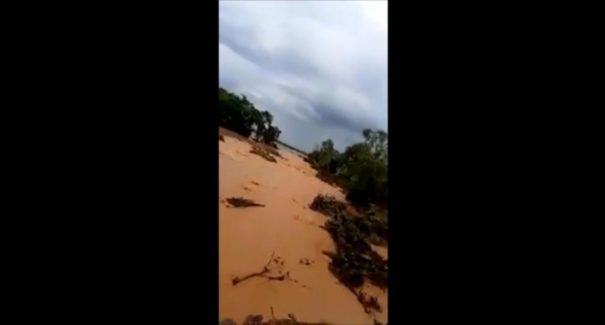 Lagoa em Godofredo Viana transborda e provoca alagamento em estrada