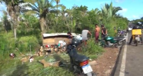 Moradores saqueiam caminhão baú carregado de ovo que foi tombando na MA-235