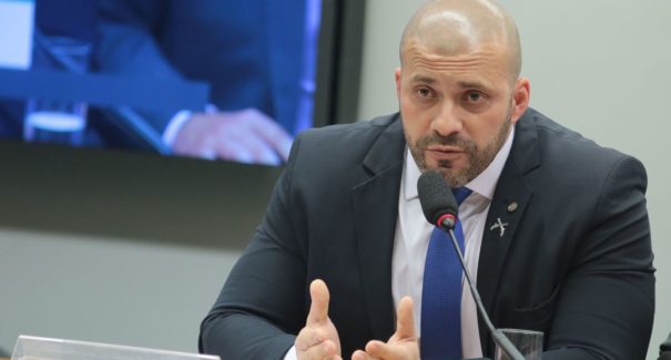 Alexandre de Moraes determina prisão domiciliar para Daniel Silveira