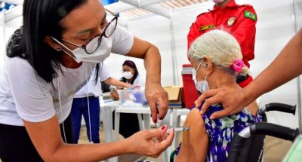 Idosos de 86 a 89 anos serão imunizados com 3ª dose da vacina nesta segunda-feira na capital