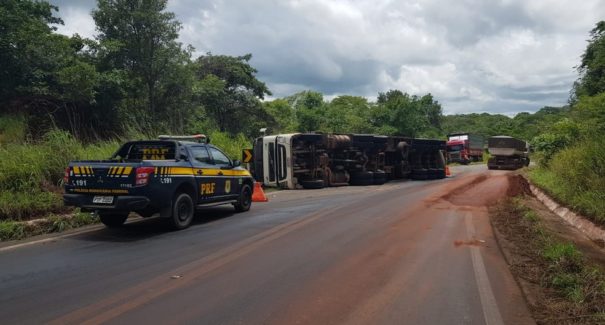 Carreta tomba na BR-230 no Maranhão