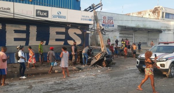 Em São Luís, motorista perdeu o controle e bateu o veículo em poste