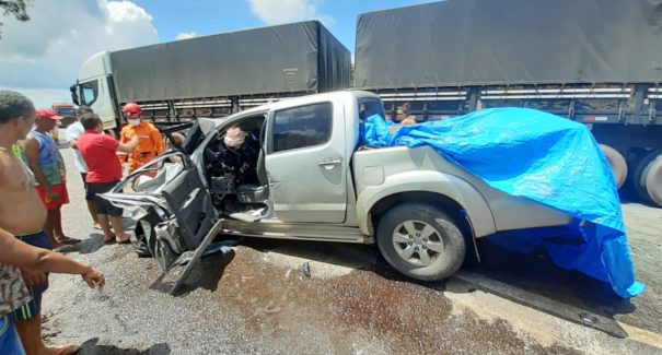 Colisão entre caminhonete e carreta na BR-135 resulta em uma morte