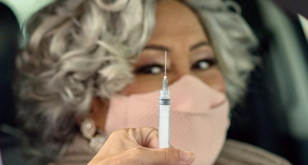 “Viva o SUS!”, expressa Alcione após tomar segunda dose da vacina contra Covid-19