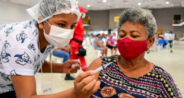 Começo de vacinação gera ansiedade em professores