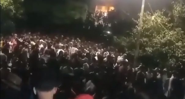 Festa e aglomeração são registradas na Praia da Guia no último domingo