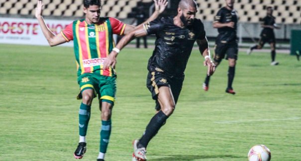 Sampaio bate Pinheiro, volta à liderança e está nas semifinais do Maranhense