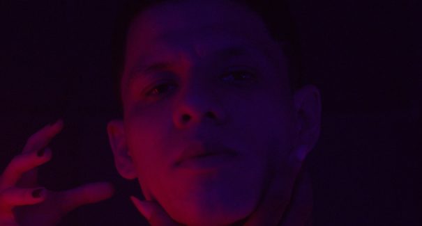 Nano Valderck narra etapas de um relacionamento em “Demiurgo”