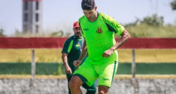 Sampaio anuncia acerto com zagueiro que estava no Figueirense