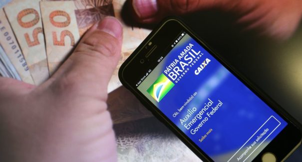 Trabalhadores nascidos em abril podem sacar auxílio emergencial