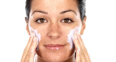 Poros abertos? Confira algumas dicas de skincare para que isso não seja um problema