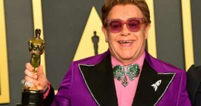 Elton John faz convite para fãs participarem da festa virtual pré-Oscar