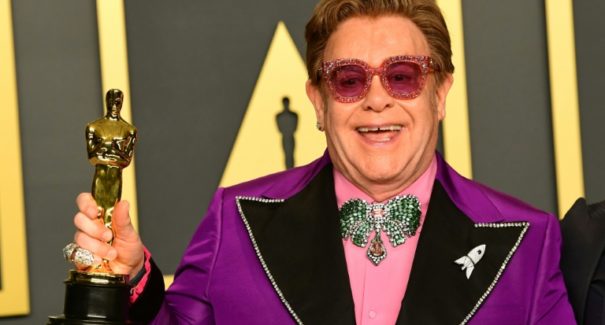 Elton John faz convite para fãs participarem da festa virtual pré-Oscar