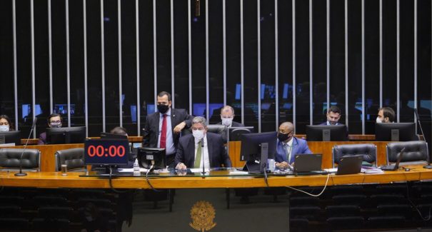 Câmara aprova projeto de lei que torna escolas serviços essenciais