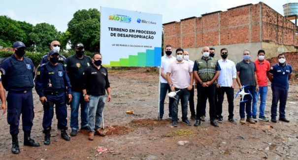 Proprietários de imóveis são notificados sobre Lei de Muros e Calçadas