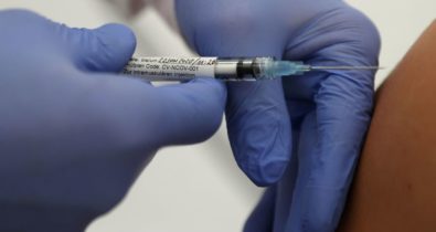 Idosos de 62 anos já cadastrados vacinam neste domingo