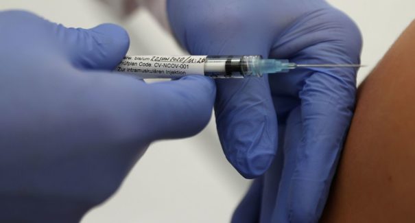 Prefeitura de São Luís restringe primeira dose da vacina para idosos acamados
