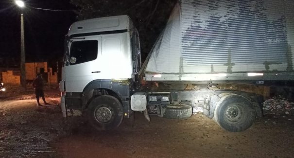 Colisão entre motocicleta e carreta termina em morte na BR-010