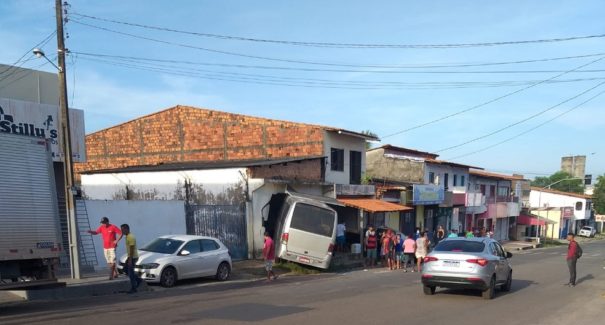 Motorista perde o controle de micro-ônibus e bate em muro de igreja