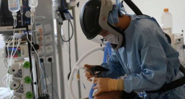 Médicos brasileiros estudam técnica para evitar intubação em pacientes com covid-19