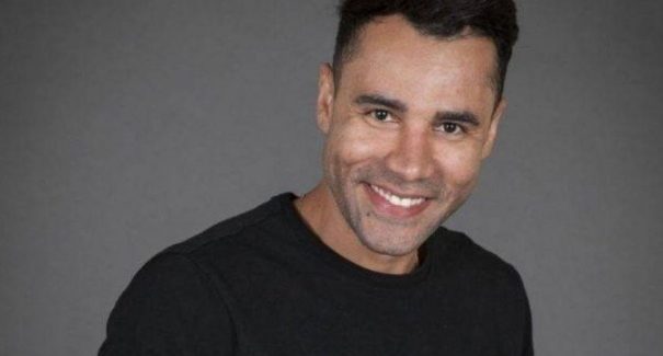 Ator Rodrigo Santanna é internado com covid-19 no Rio