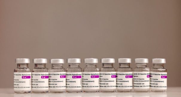 Covid-19: cai de 12 para 8 semanas prazo entre as doses da AstraZeneca