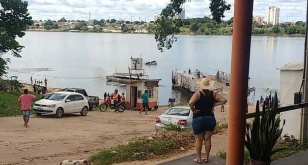 Motorista morre afogado após caminhonete cair de embarcação no Rio Tocantins