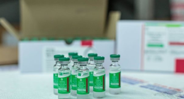 Embaixada da China libera envio de novos lotes de insumos para produção de vacina