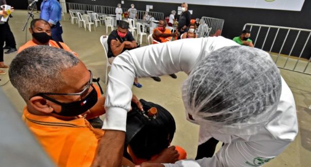Vacinação de rodoviários e agentes de limpeza segue nesta sexta e sábado em São Luís