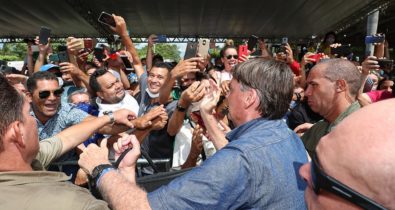 Jair Bolsonaro é multado por provocar aglomeração no Maranhão
