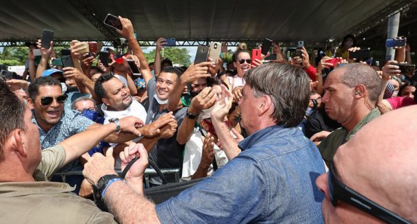 Jair Bolsonaro é multado por provocar aglomeração no Maranhão