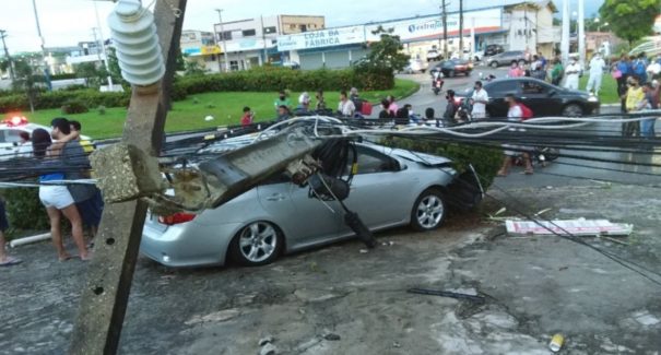 Acidentes envolvendo postes elétricos colocam vidas de pedestres e motoristas em risco