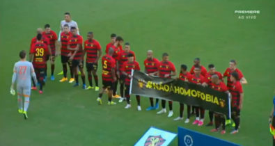 Após ataques homofóbicos, Gil recebe homenagem dos jogadores do Sport Club do Recife