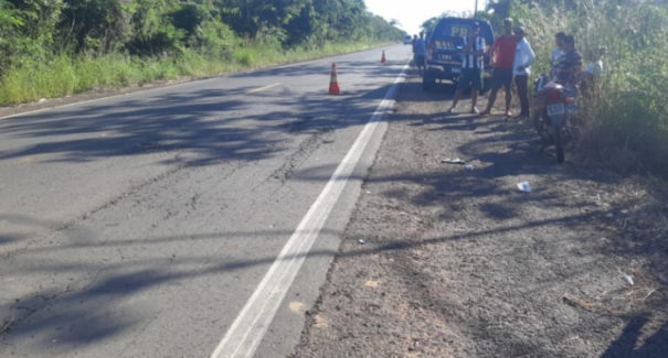Após colisão com picape, motociclista morre depois de ser arrastado por 15 metros